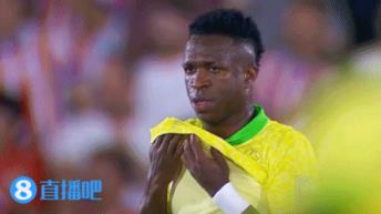 在无奈！巴西丢球后，维尼修斯捂脸擦汗，主帅多里瓦尔捂嘴