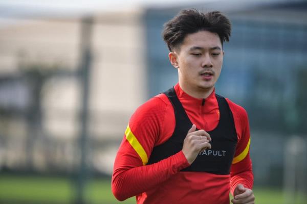 在记者：蒋圣龙表现堪称国足最佳，国足角球几乎不设防备战效果差